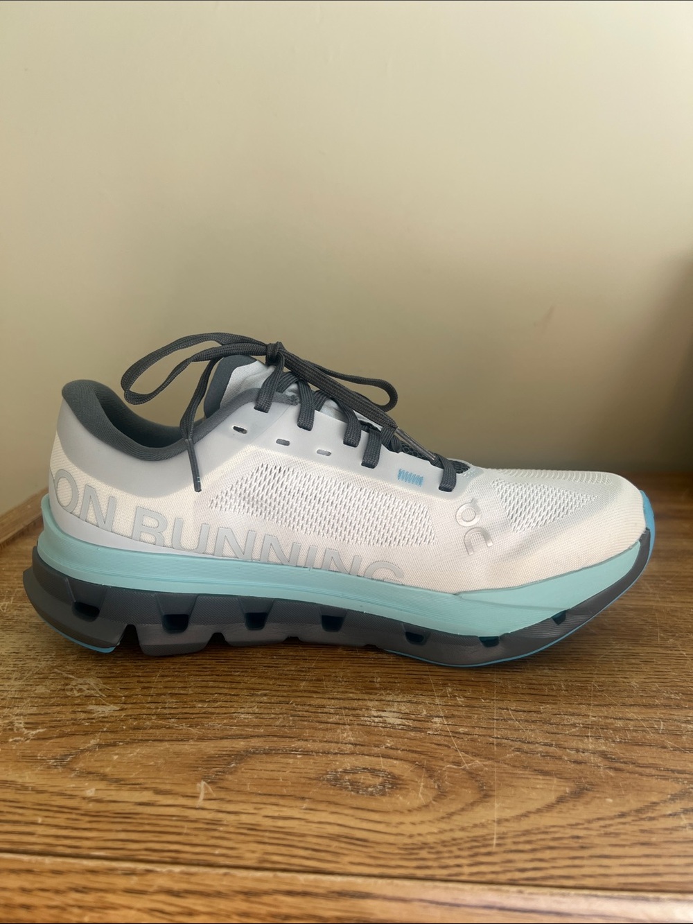 On Cloud Cloudflow 5 Women's White & Light Blue Athletic Running Shoes